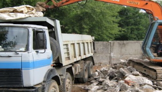Вывоз строительного мусора с участка в Новоалтайске недорого от 1550 руб. | 2Землекопа-Нвл